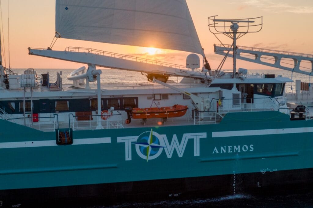 Voilier cargo de la compagnie TOWT qui navigue au coucher de soleil