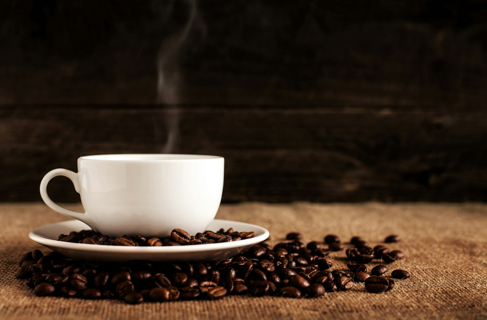 Café et santé : tasse de café et grains torréfiés pour une consommation équilibrée
