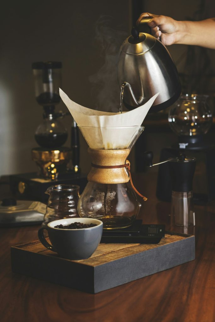 Eau pour le café : versement précis de l'eau pendant une extraction filtre