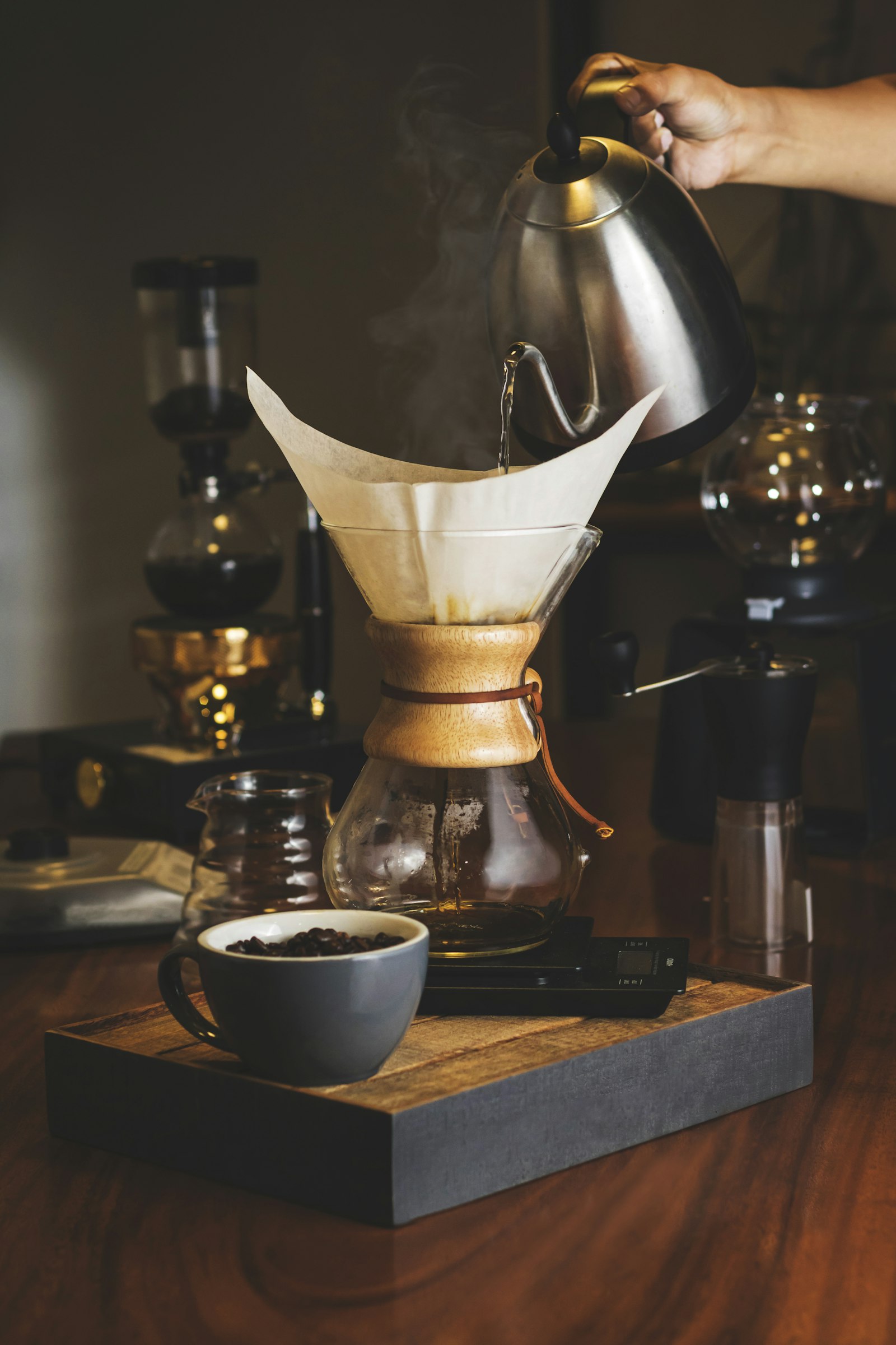 Eau pour le café : versement précis de l’eau pendant une extraction filtre